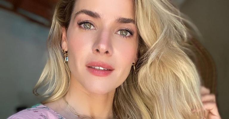 Monique Alfradique arranca suspiros da web com clique deslumbrante: ”Exagero em ser linda”