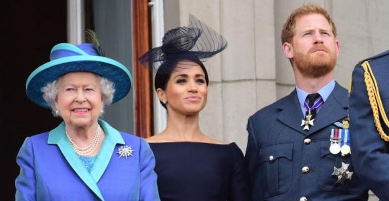 Rainha Elizabeth II dispensa assessores reais e pede mais tempo para responder Harry e Meghan
