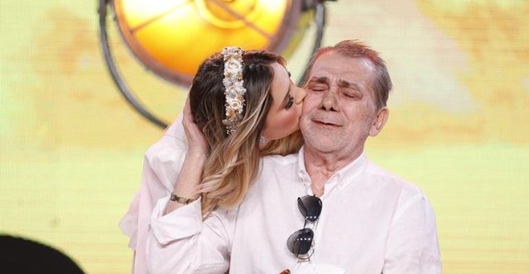 Virginia Fonseca posa agarradinha com o pai e se declara: ”Como é bom te ter por perto!”