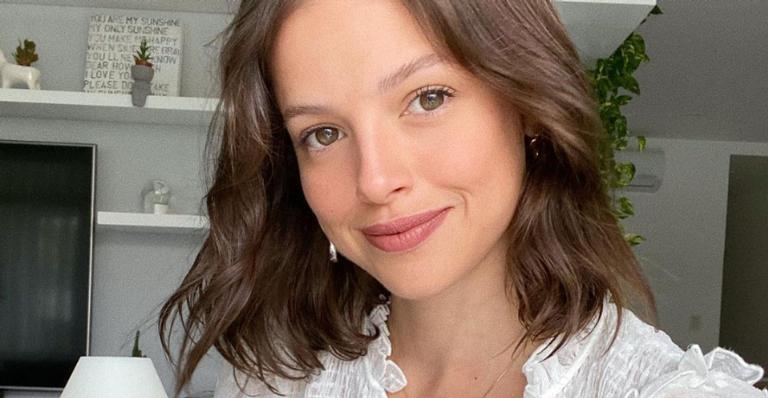Agatha Moreira posa com visual arrasador para acompanhar desfile virtual da Louis Vuitton