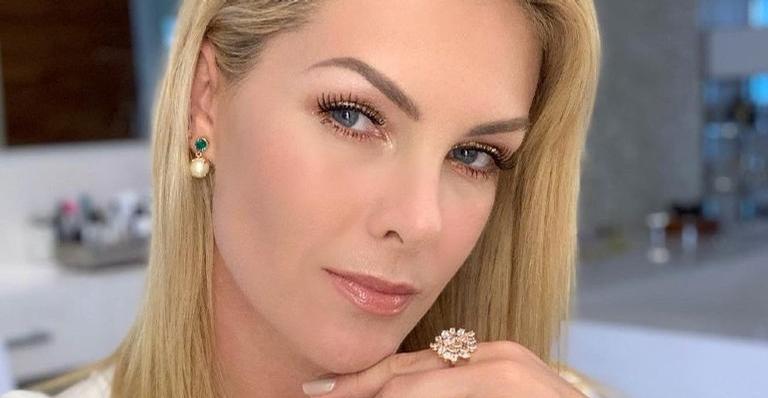 Ana Hickmann encanta ao posar com seus cachorinhos e declara: ”Somos tudo o que eles têm”