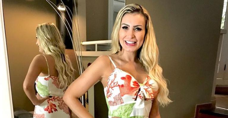 Andressa Urach se diz livre e comemora: ”Como é bom usar batom vermelho sem culpa”