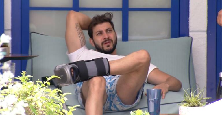BBB21: Sozinho, Caio desabafa sobre Sarah: ”Não manda em mim e nem no meu jogo”
