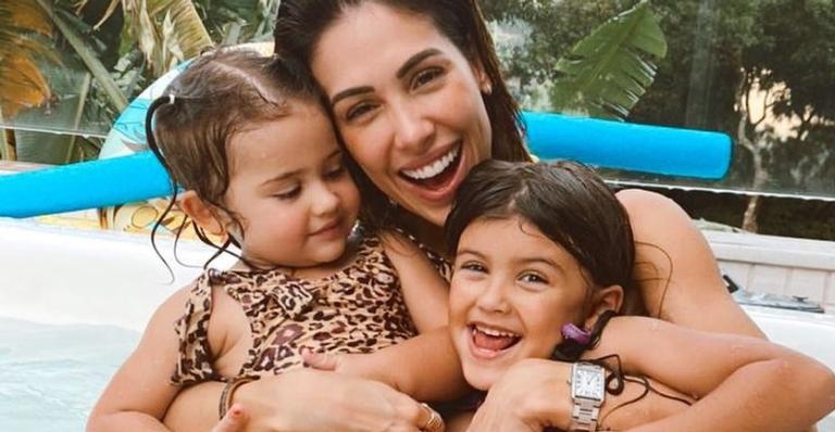 Bella Falconi aparece deitada com as filhas e se derrete: ”Meus presentes de Deus”