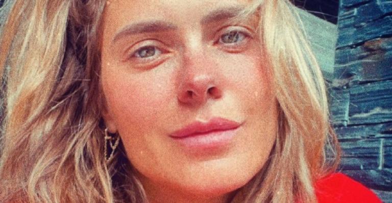 Carolina Dieckmann posa mostrando o braço e brinca: ”Treinando pra minha vez de vacinar”