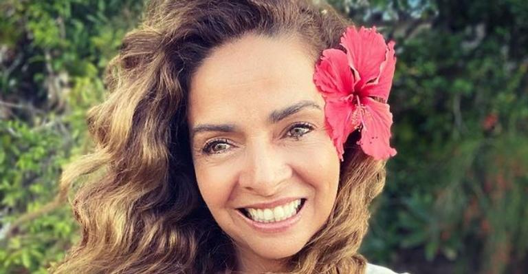 Claudia Ohana mostra cabelo natural e ganha elogios dos seguidores: ”Linda”