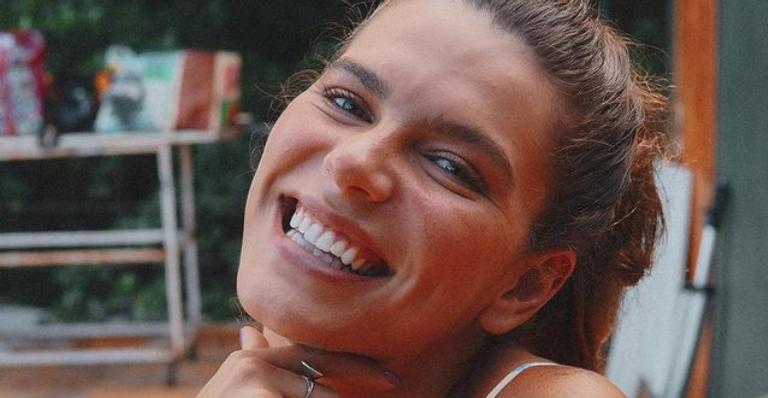 Mariana Goldfarb posa sorridente com seus cachorrinhos de estimação