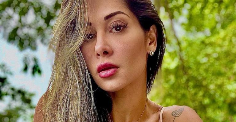 De vestido longo, Mayra Cardi se diverte em balanço e reflete: ”O amor quando transborda”