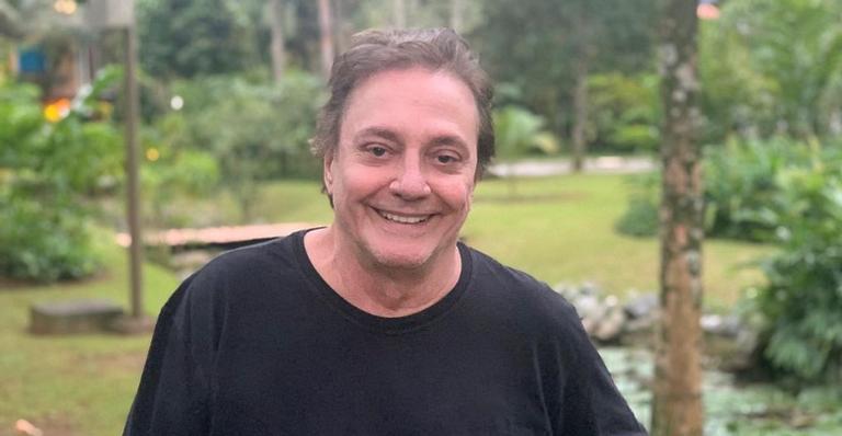 Fábio Jr. posa com mascote e recebe chuva de elogios dos fãs: ”Dois gatos de preto”