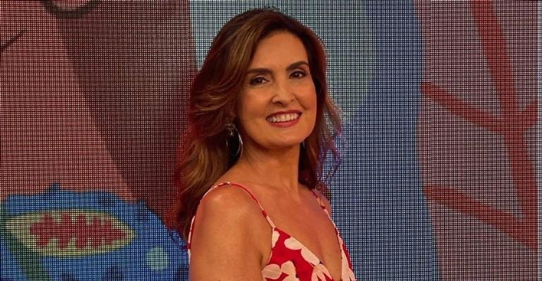 Internautas rasgam elogios ao Fátima Bernardes posar com vestido longo e estampado