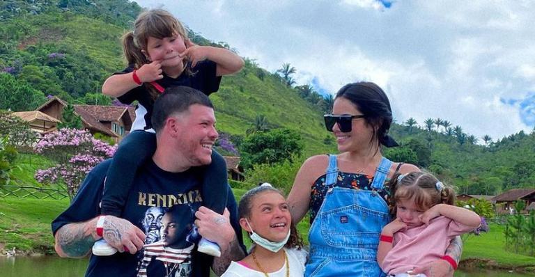 Ferrugem e a esposa se derretem ao flagrar as filhas brincando com bonecas