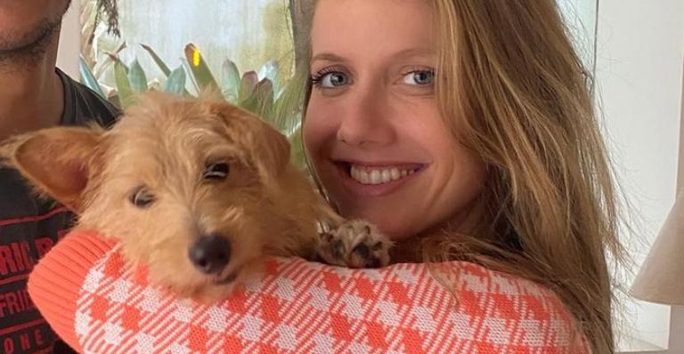 Gabriela Prioli surge em momento de carinho com seu cão e encanta: ”Que amor!”