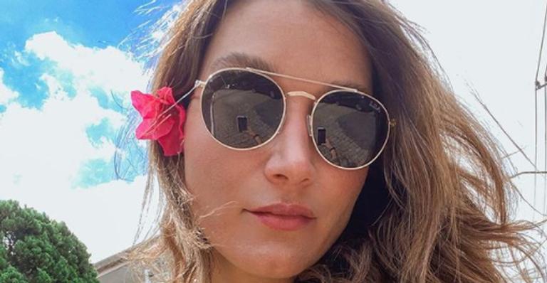 Gabriela Pugliesi empina o bumbum em clique na praia e exibe corpão