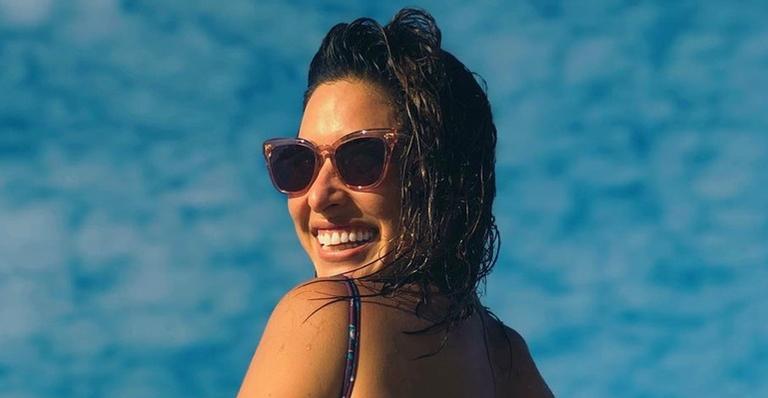 Giselle Itié exibe bumbum em clique de maiô e revela: ”Morrendo de vergonha”
