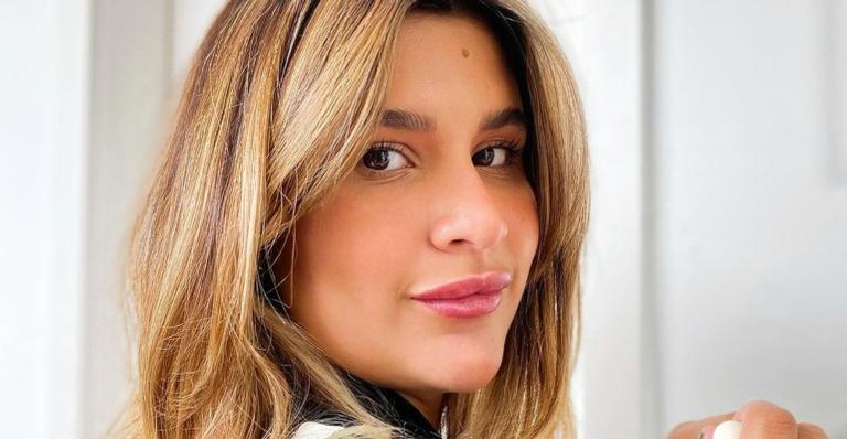 Giulia Costa dá close em corpão com biquíni grifado de quase R$3 mil: ”Perfeição!”