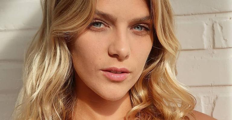 Isabella Santoni surge com vestido azul deslumbrante e deixa seguidores babando: ”Uma princesa”