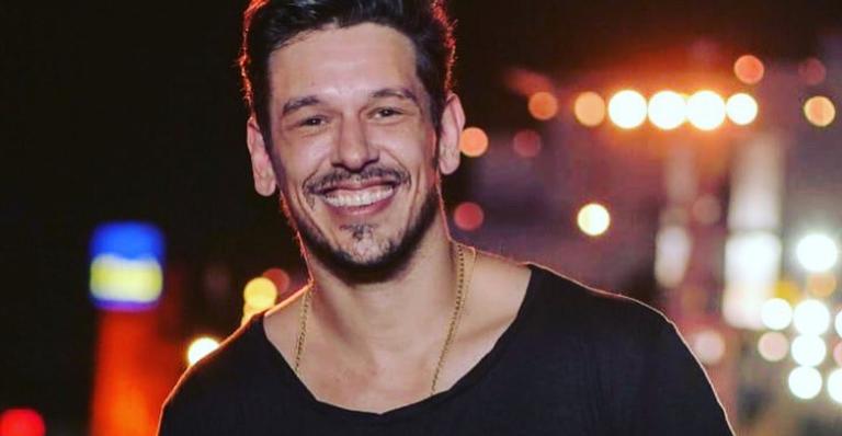 João Vicente de Castro seduz a web com clique provocante: ”Faz carinha de quem tá gostando”