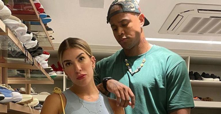 Lore Improta recebe lindo buquê de rosas vermelhas de Leo Santana: ”É romântico mesmo”