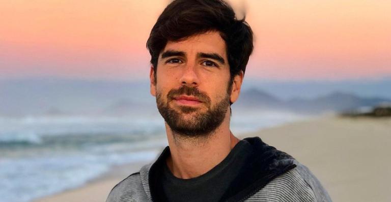 Marcos Pitombo posa relaxado com vista das montanhas e fãs reagem: ”Cabe eu nessa cadeira?”