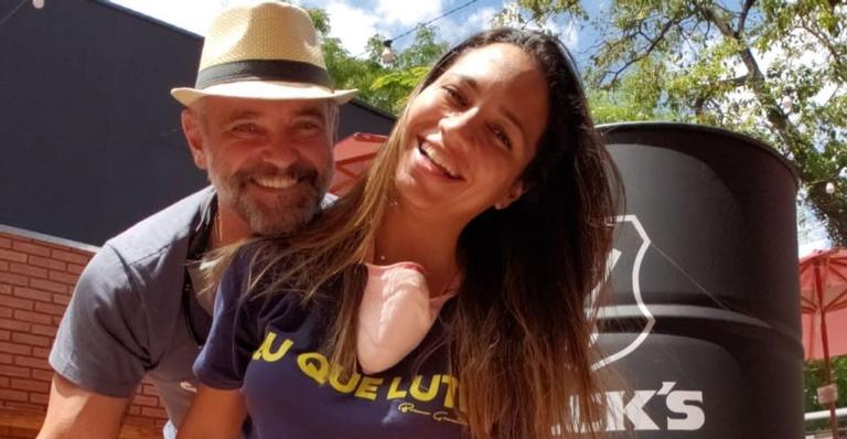 Mateus Carrieri compartilha cliques românticos com a namorada: ”Que sorte a nossa!”