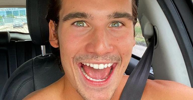 Nicolas Prattes derrete corações ao posar com a namorada e o cachorrinho de estimação: ”Só love”