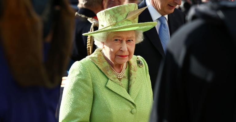 Rainha Elizabeth vai enfrentar familiares reais sobre a acusação de racismo de Meghan Markle