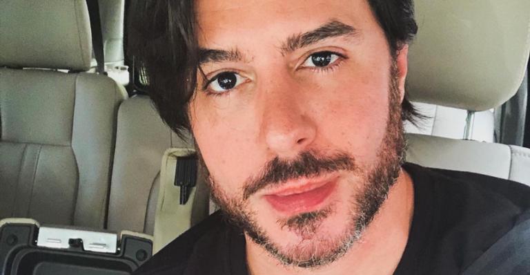 Ricardo Tozzi posa deitado com cachorro e web se surpreende: ”Ele é maior que você”