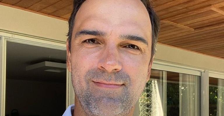 Tadeu Schmidt comemora vacinação da sogra contra a Covid-19: ”Viva”