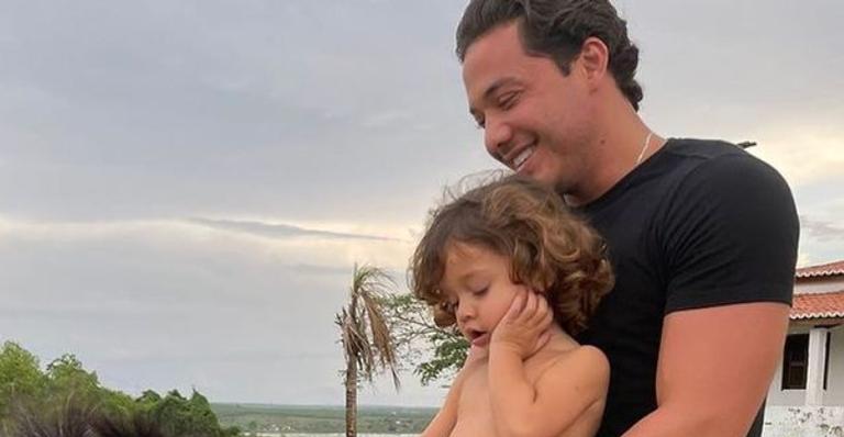 Wesley Safadão curte passeio a cavalo com o filho caçula e encanta web: ”Meu vaqueirinho”