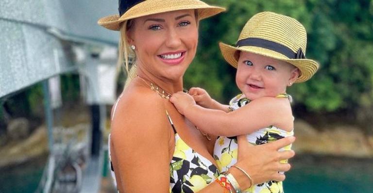 Ana Paula Siebert encanta ao mostrar novos registros da filha mergulhando: ”Uma sereia”