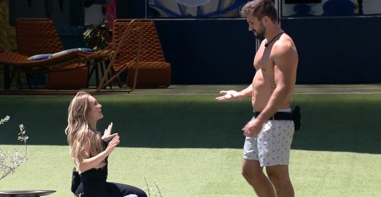 BBB21: Após voltar para casa, Carla ajoelha e se declara para Arthur: ”Aceita ser meu parceiro?”