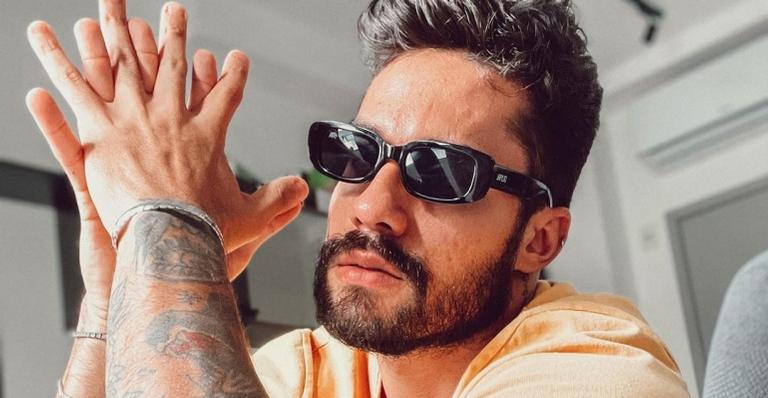 Bil Araújo eleva temperaturas ao exibir corpo malhado em clique: ”Goiânia 40°”