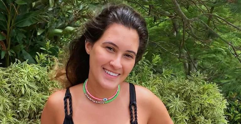 Bia Bonemer aproveita para tomar um sol enquanto assiste aula online e posta registros belíssimos