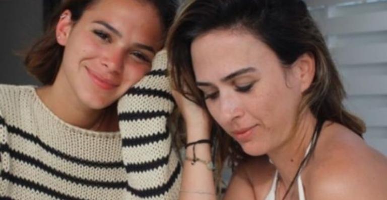 Bruna Marquezine diz que não assiste o BBB21 e pede para Boninho colocar Tatá Werneck: ”Por favor”