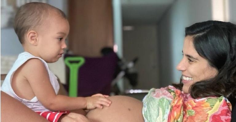 Grávida, Camilla Camargo posa com Joaquim: ”Meu mundo cabe nos braços e dentro da barriga”