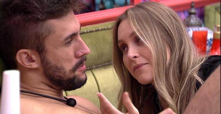 BBB21: De volta, Carla Diaz se mostra mais apaixonada por Arthur: ”Tem que fechar um contrato”