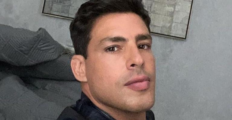 Com roupa molhada, Cauã Reymond surge deslumbrante na web e Mariana Goldfarb comenta: ”Gente”