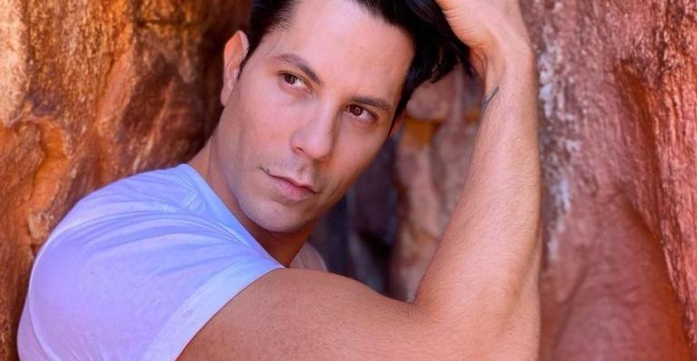 Christian Chávez compartilha foto inédita dos bastidores de turnê do RBD
