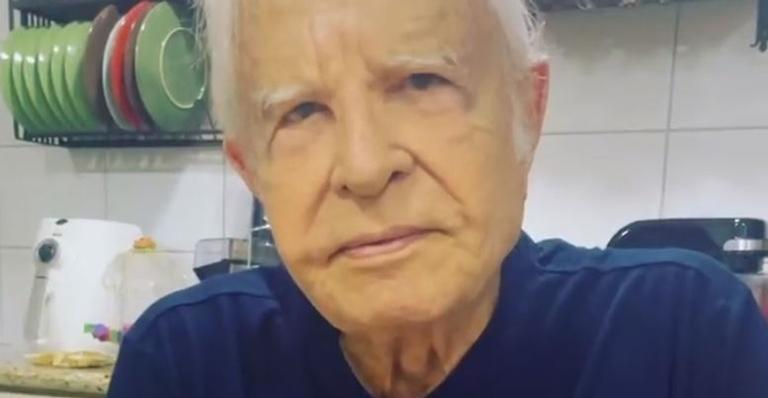 Cid Moreira mostra sua carteirinha de jornalista: ”Saudades e orgulho do meu caminho”