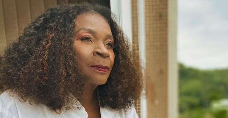 Zezé Motta reflete sobre um ano da pandemia: ”Nunca me faltou a fé e a gratidão”
