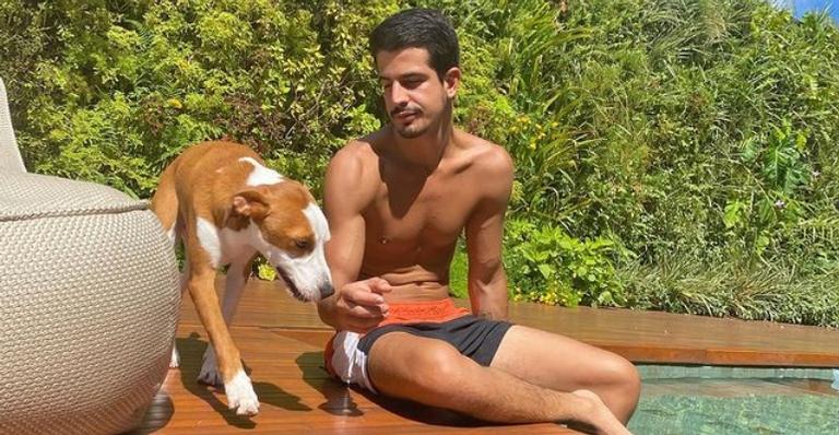 Enzo Celulari posa com pet de Bruna Marquezine e fãs brincam: ”Aprovado pela família”