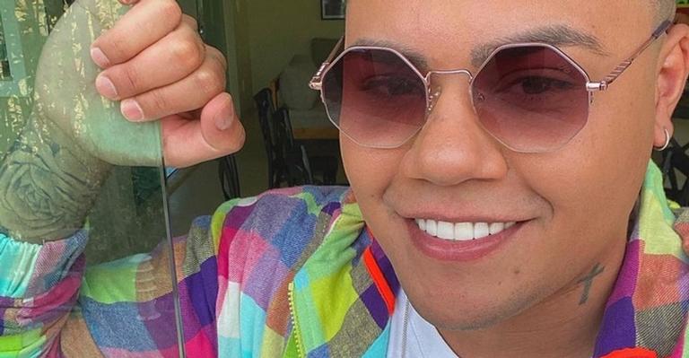 Felipe Araújo posta clique encantador dormindo ao lado do filho: ”Que lindos”