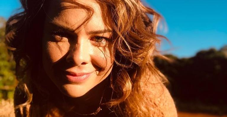 Fernanda Souza aposta em look de tom alaranjado e arrasa na web: ”Belíssima”