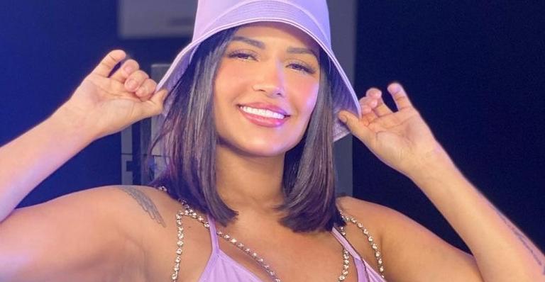 Flay esbanja curvas e aumenta a temperatura ao posar com vestido transparente: ”Perfeição!”