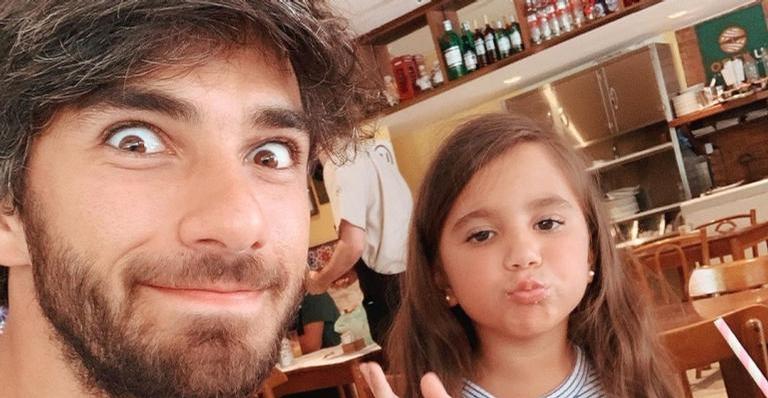 Hugo Moura encanta web ao relembrar clique em viagem com Maria Flor: ”Lindos”