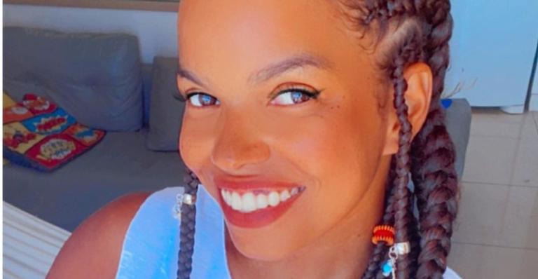 Jeniffer Nascimento posa com look branco arrasador e recebe elogios: ”Cheia de luz”