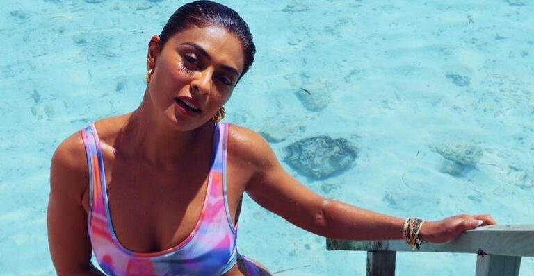 Juliana Paes chama atenção ao montar look estiloso com vestido camisola e botas