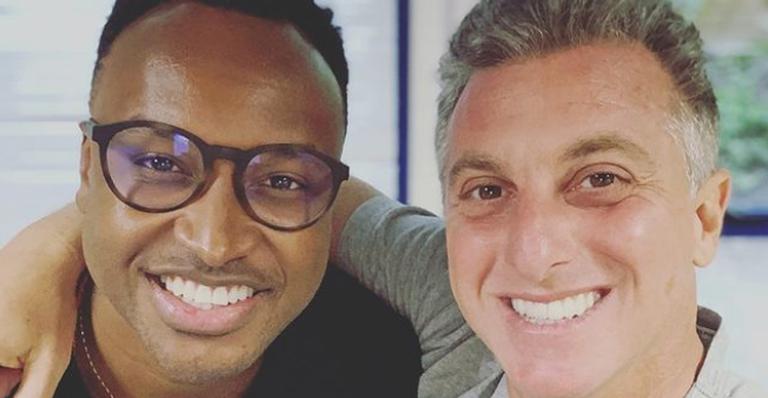 Luciano Huck parabeniza o amigo Thiaguinho: ”Meu irmão”