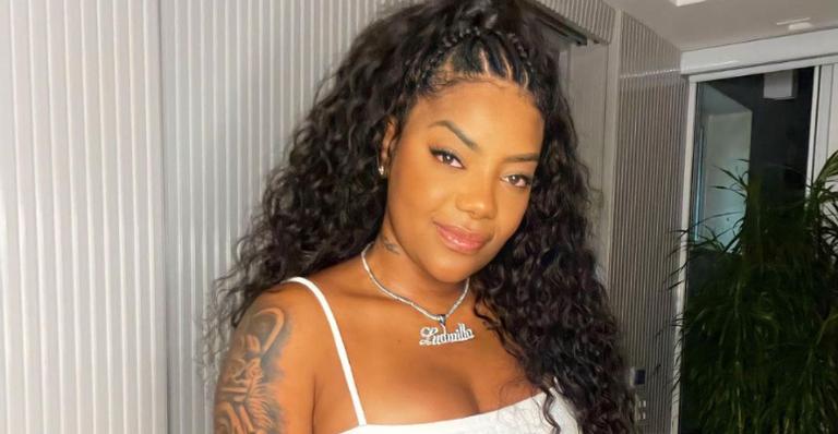 Ludmilla arranca elogios da web ao posar com look roxo estiloso: ”Muito rainha!”
