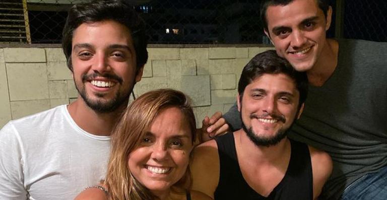 Ana Sang, mãe de Bruno Gissoni, Felipe e Rodrigo Simas, resgata lindo registro com os filhos